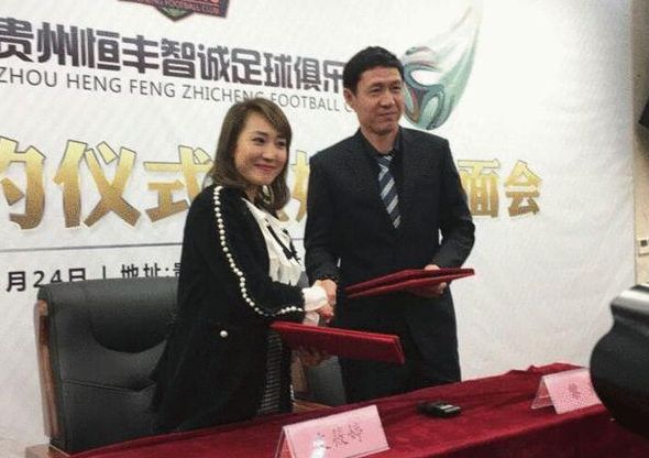 保安拿起对讲机，将情况汇报给了办公楼的安保负责人。
